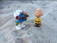 Fotoschlumpfs Abenteuer und Charlie Brown erkunden Ostsee