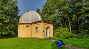 Fotoschlumpf mit Charlie Brown auf der Sternwarte Hamburg (c) Fotoschumpfs Abenteuer