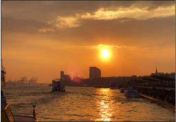 Fotoschlumpf und der Sonnenuntergang im Hafen Hamburg (c) Fotoschlumpfs Abenteuerreisen
