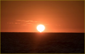 Fotoschlumpf und im Meer versinkende Sonne