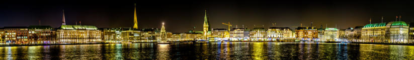 Blick über die Binnenalster auf ein weihnachtlich geschmücktes  Hamburg. (c) Fotoschlumpfs Abenteuerreisen