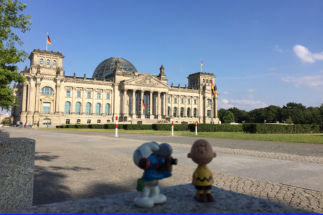 Fotoschlumpfs und Charlie Brown am Reichstag (c) Fotoschlumpfs Abenteuerreisen