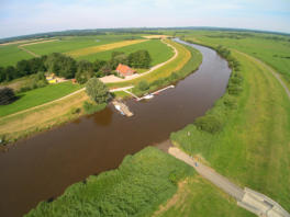 Fotoschlumpfs Abenteuer blickt per Drohne auf den Prahm in Brobergen.