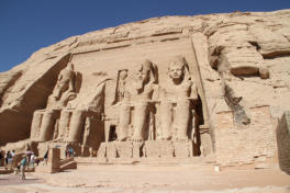 Ramses II und Fotoschlumpfs Abenteuer an einem Ort