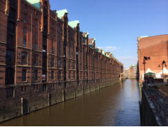 Der Jedermann in Hamburgs Speicherstadt