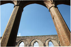 <Viele>Fotoschlumpfs Abenteurreisenund Kirchenruine von Zerbst