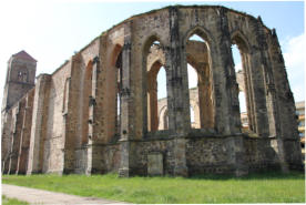 Fotoschlumpfs Abenteurreisenund Kirchenruine von Zerbst