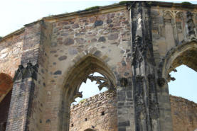 <Viele>Fotoschlumpfs Abenteurreisenund Kirchenruine von Zerbst