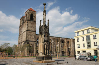 Fotoschlumpfs Abenteurreisenund Kirchenruine von Zerbst