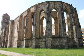 Fotoschlumpfs Abenteurreisenund Kirchenruine von Zerbst